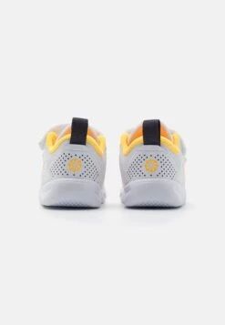 Nike Performance Omni Multi Court Unisex - Hardloopschoenen Neutraal - White/Citron Pulse/Coral Chalk/Sea Coral -kinderkledingwinkel 1594b710ff3948edae927b196ec3813a