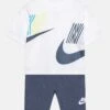 Nike Sportswear Lets Roll Boxy Tee Set - Legging - Diffused Blue 1 Nike Sportswear Lets Roll Boxy Tee Set - Legging - Diffused Blue -kinderkledingwinkel 1974af5603304e428bb9243eeca78042