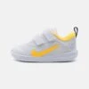 Nike Performance Omni Multi Court Unisex - Hardloopschoenen Neutraal - White/Citron Pulse/Coral Chalk/Sea Coral -kinderkledingwinkel 27581e0a1b7e4f09aa0faa261ac02f64