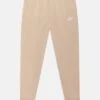 Nike Sportswear Club - Trainingsbroek - Sanddrift/White -kinderkledingwinkel 614b0bb97acd4c428bc5fee9f04e6e6d