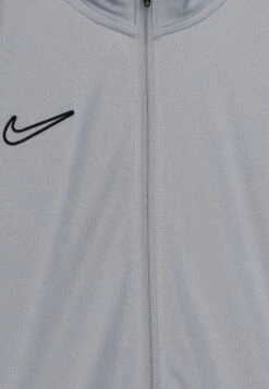 Nike Performance Academy Track Branded Unisex Set - Trainingspak - Silver/Volt/Black 9 Nike Performance Academy Track Branded Unisex Set - Trainingspak - Silver/Volt/Black -kinderkledingwinkel 6a13e51e3f764a1f894f7694a706dd15