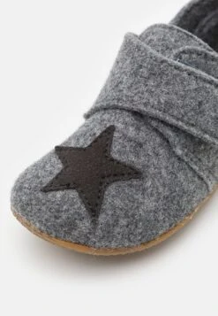 Living Kitzbühel Klettmodell Mit Stern Unisex - Pantoffels - Grau 13 Living Kitzbühel Klettmodell Mit Stern Unisex - Pantoffels - Grau -kinderkledingwinkel 712996d2fe4c40babdfc4ecb176f9682