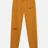 Nike Performance Paris St Germain Clubft Pant Unisex - Fanartikel - Gold Suede/Team Red -kinderkledingwinkel 7f498a05a9084c01baf16a92b0101f53
