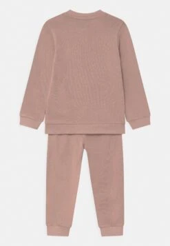 Hummel Santo Crew Set Unisex - Trainingspak - Woodrose -kinderkledingwinkel 997fe57b2e814e848e8017197e267c84