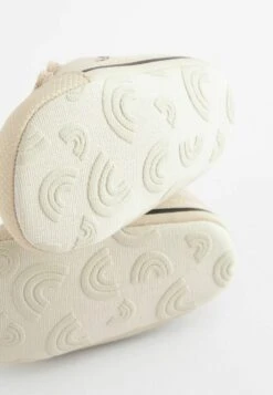 Next Pram Easy Fastening Standard - Babyschoenen - Stone Natural Giraffe -kinderkledingwinkel b8870c2ea17743ec97279df01bdf8332