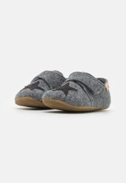 Living Kitzbühel Klettmodell Mit Stern Unisex - Pantoffels - Grau 9 Living Kitzbühel Klettmodell Mit Stern Unisex - Pantoffels - Grau -kinderkledingwinkel bcdb28bbceb44cfb890dba8e0d9a4d5b
