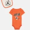 Jordan Set - Geboortegeschenk - Rush Orange -kinderkledingwinkel c938301406d546cfbae002f874c277e2