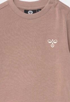 Hummel Santo Crew Set Unisex - Trainingspak - Woodrose -kinderkledingwinkel d054ca3b1a354871b936cb97c1a27a96